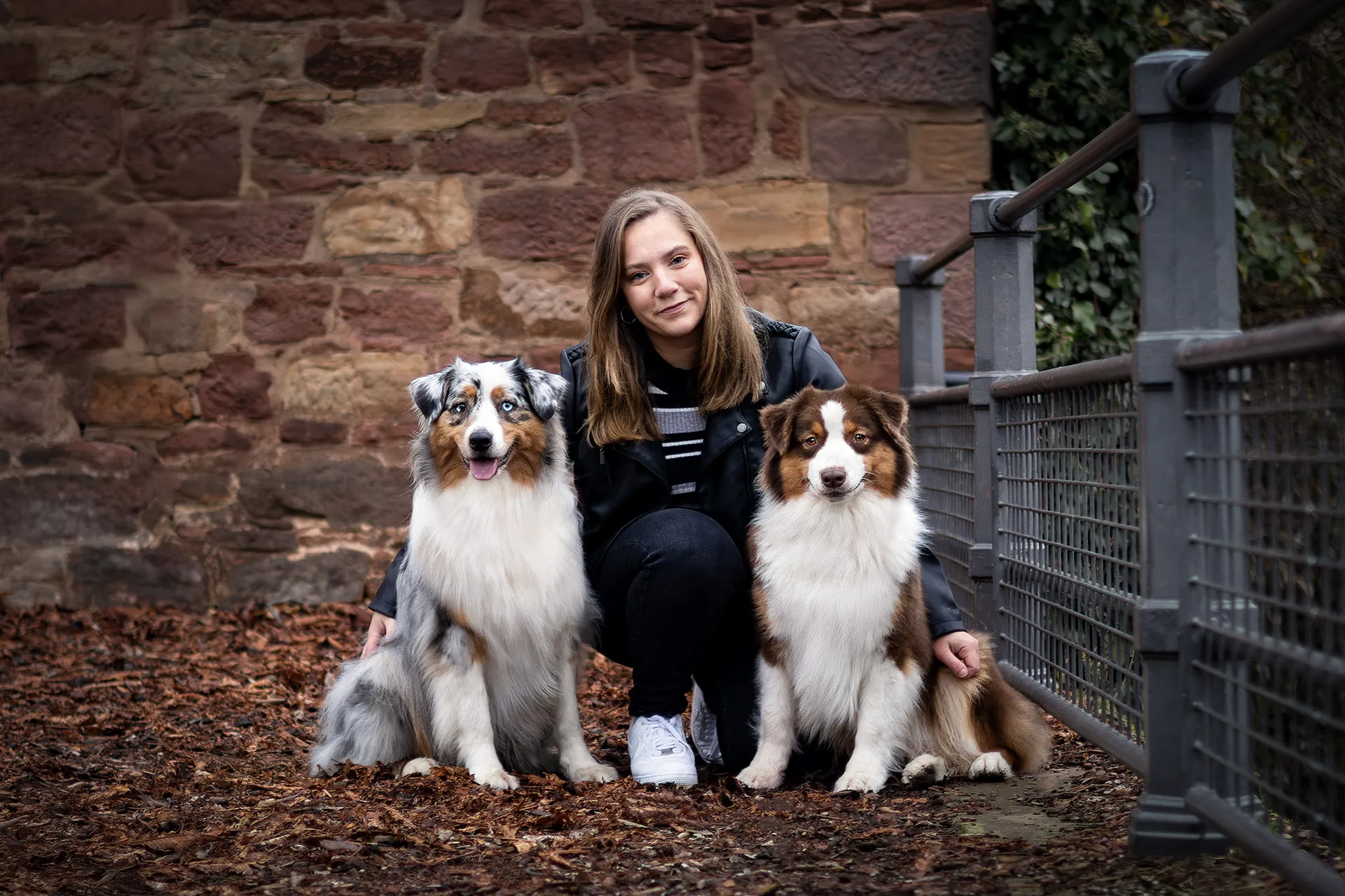 Mélanie et ses deux chienne en ville à strasbourg